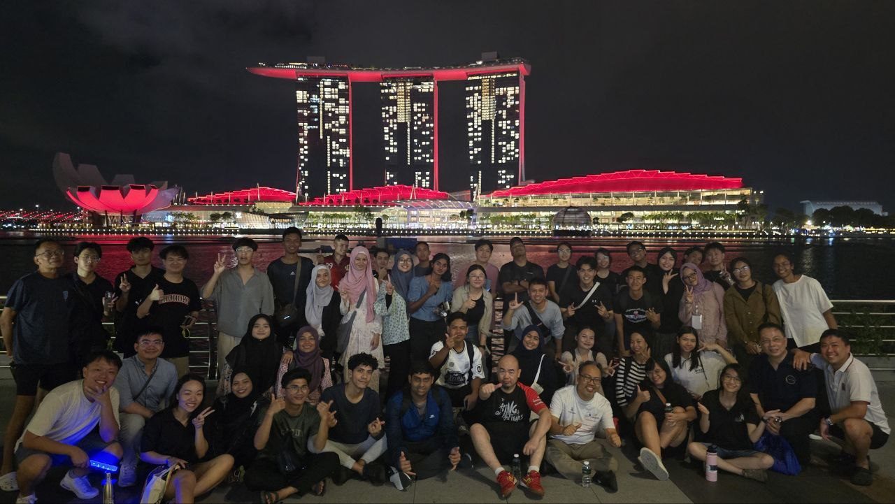 Jocelyn with her ASEAN youth exchange group at Marina Bay, Singapore